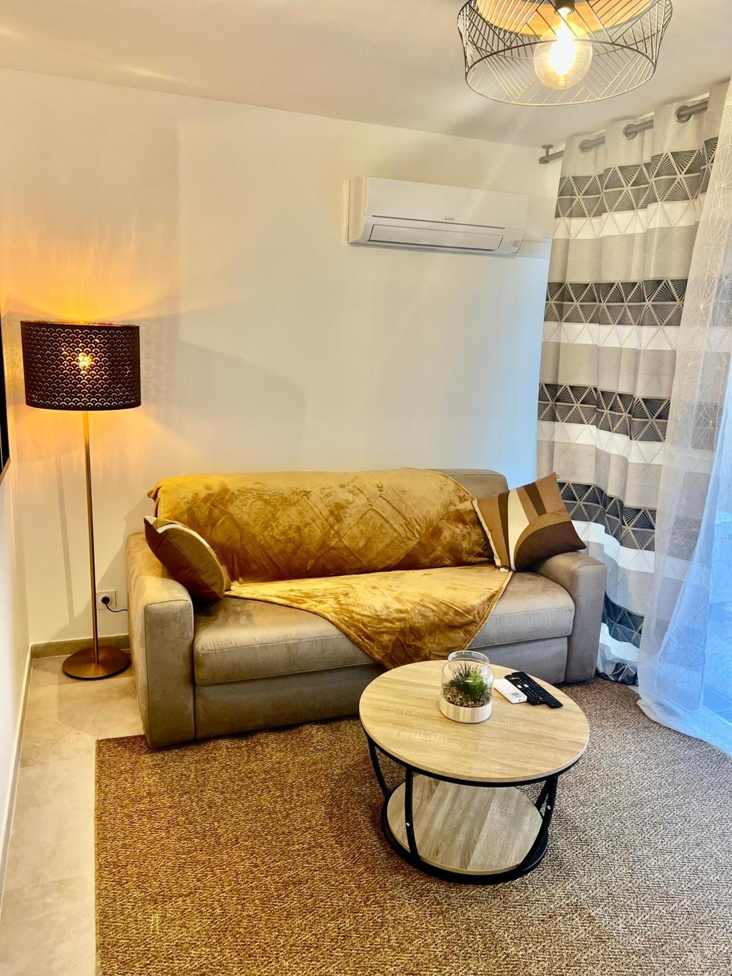 Appartamento Cosy, Calme Et Climatise Proche Centre Antibes